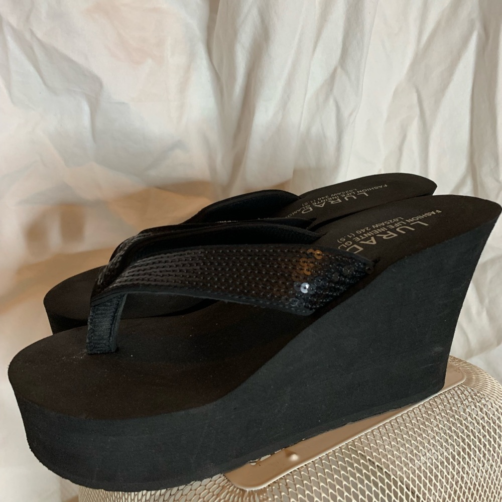90s style chunky black sequin-strap platforms! 🔥